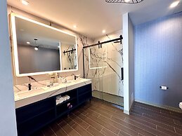 Chez Hotel Arlington Heights