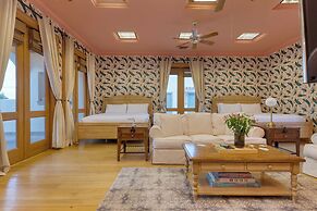 The Pond Estate by Avantstay Maximalist Designer Compound w/ 2 Casitas