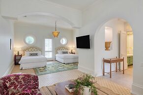 The Pond Estate by Avantstay Maximalist Designer Compound w/ 2 Casitas
