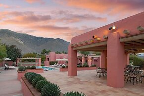The Pond Estate by Avantstay Maximalist Designer Compound w/ 2 Casitas