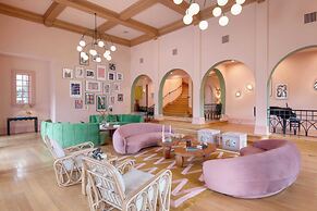 The Pond Estate by Avantstay Maximalist Designer Compound w/ 2 Casitas