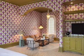 The Pond Estate by Avantstay Maximalist Designer Compound w/ 2 Casitas