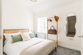 Newport Ship s Nook Cozy Hideaway