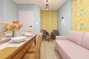 Colorful Apartment in Warsaw by Renters