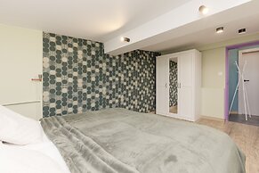 Colorful Apartment in Warsaw by Renters