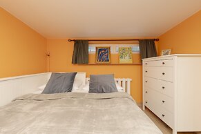 Colorful Apartment in Warsaw by Renters