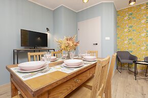 Colorful Apartment in Warsaw by Renters