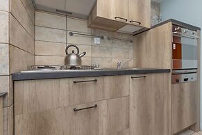 Colorful Apartment in Warsaw by Renters