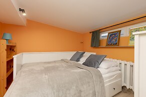 Colorful Apartment in Warsaw by Renters