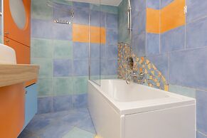 Colorful Apartment in Warsaw by Renters