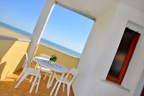 Elegant and Bright Studio Apartment Near the Beach