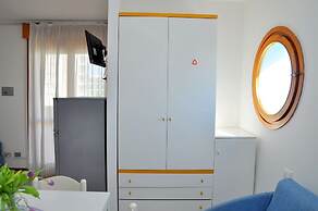 Elegant and Bright Studio Apartment Near the Beach