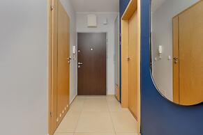 Gold & Blue Apartment Warsaw by Renters