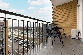 Gold & Blue Apartment Warsaw by Renters