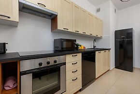 Gold & Blue Apartment Warsaw by Renters