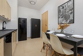 Gold & Blue Apartment Warsaw by Renters
