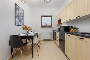 Gold & Blue Apartment Warsaw by Renters