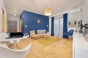 Gold & Blue Apartment Warsaw by Renters