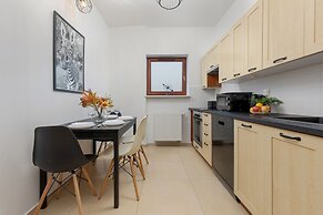 Gold & Blue Apartment Warsaw by Renters
