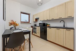 Gold & Blue Apartment Warsaw by Renters