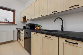 Gold & Blue Apartment Warsaw by Renters