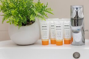 Gold & Blue Apartment Warsaw by Renters