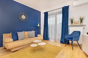 Gold & Blue Apartment Warsaw by Renters