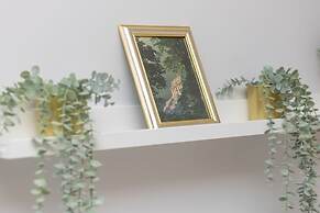 Gold & Blue Apartment Warsaw by Renters