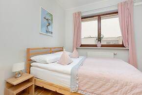 Gold & Blue Apartment Warsaw by Renters