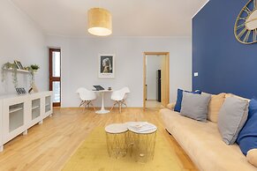 Gold & Blue Apartment Warsaw by Renters