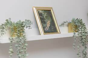 Gold & Blue Apartment Warsaw by Renters