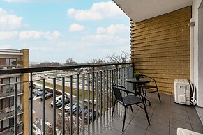 Gold & Blue Apartment Warsaw by Renters