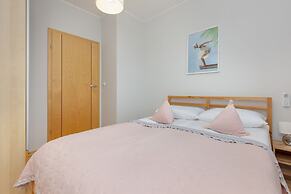 Gold & Blue Apartment Warsaw by Renters