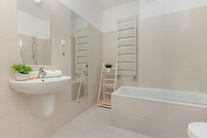 Gold & Blue Apartment Warsaw by Renters