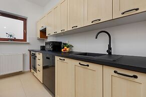 Gold & Blue Apartment Warsaw by Renters