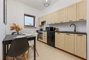 Gold & Blue Apartment Warsaw by Renters