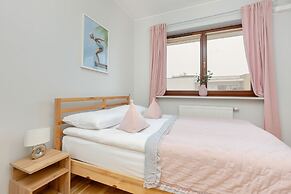 Gold & Blue Apartment Warsaw by Renters