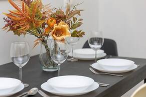 Gold & Blue Apartment Warsaw by Renters