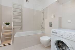 Gold & Blue Apartment Warsaw by Renters