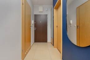 Gold & Blue Apartment Warsaw by Renters