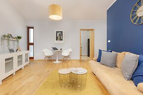 Gold & Blue Apartment Warsaw by Renters
