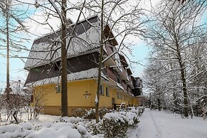 Mountain Corner Apartment by Renters