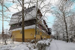Mountain Corner Apartment by Renters