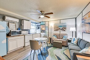Fort Walton Beach Studio: Shared Pool & Beach Bar!