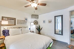 Fort Walton Beach Studio: Shared Pool & Beach Bar!