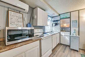 Fort Walton Beach Studio: Shared Pool & Beach Bar!