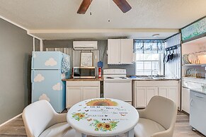 Fort Walton Beach Studio: Shared Pool & Beach Bar!