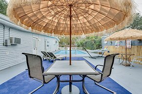 Fort Walton Beach Studio: Shared Pool & Beach Bar!