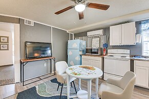 Fort Walton Beach Studio: Shared Pool & Beach Bar!