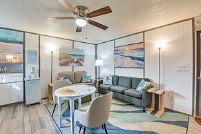 Fort Walton Beach Studio: Shared Pool & Beach Bar!